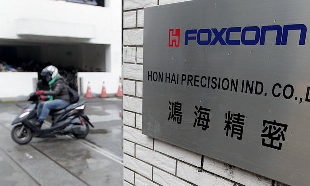 Производитель смартфонов Foxconn планирует автоматизировать большую часть производственного процесса. Фотограф: Pichi Chuang/Reuters