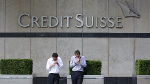 фото сотрудники на фоне Credit Suisse