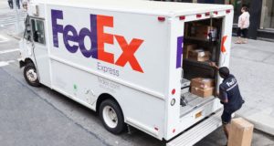 Логистический гигант FedEx призывает к стандартизации блокчейна