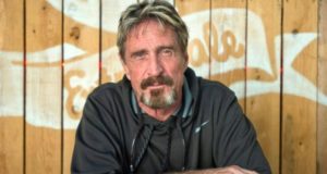 Личность создателя Bitcoin не раскроют. Макафи испугался судебных исков