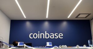 Биржа Coinbase закрывает офис в Чикаго и увольняет 30 сотрудников