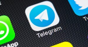 экран смартфона, значок telegram