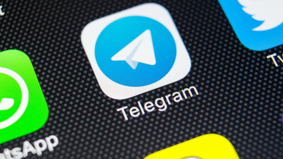 Юристы Telegram намерены оспорить решение суда о запрете токенов Gram экран смартфона, значок telegram