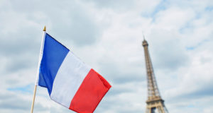 Эйфеоева башня, французский флаг, небо