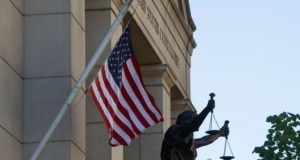 флаг США, здание, статуя, небо, дерево