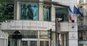 Управление по финансовым рынкам Франции (AMF), здание, флаги