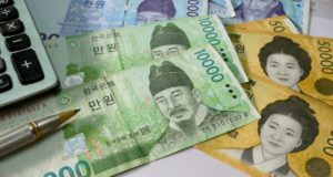 банкноты, ручка, калькулятор, корейская вона