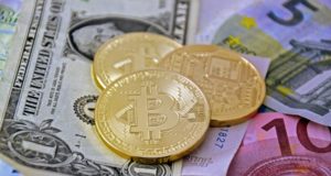 монеты, биткоин, банкноты