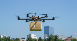 дрон, посылка, город