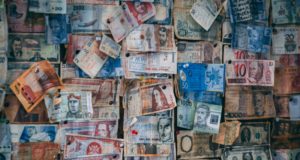 фотография банкноты всего мира висят на стене