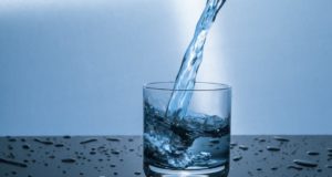 стол, стакан, вода