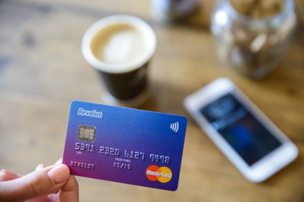 Revolut, кредитная карта, смартфон, рука