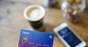 Revolut, кредитная карта, смартфон, рука