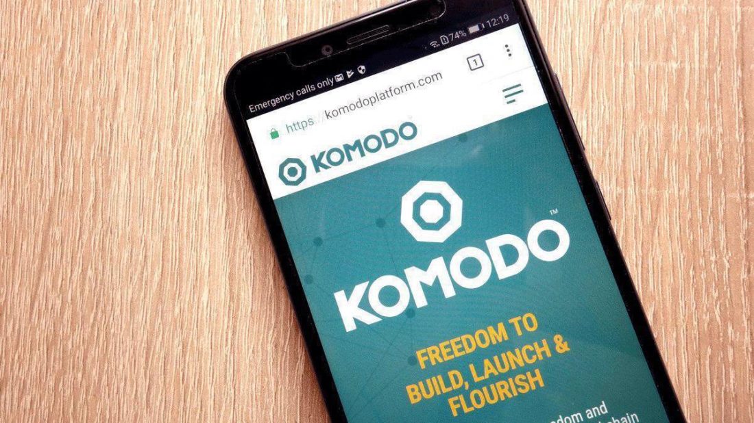 фото логотип komodo на смартфоне