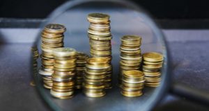 монеты, лупа