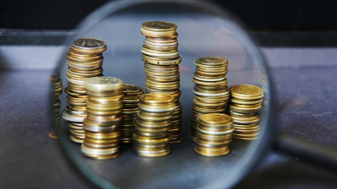 OMFIF открыла Институт цифровых денег для изучения блокчейна и криптовалют монеты, лупа