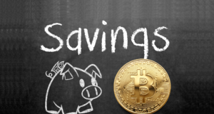 свинья-копилка рядом с монетой биткоина