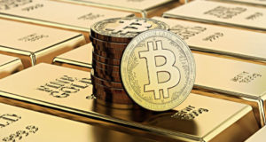 монеты биткойна на золотых слитках