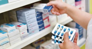 Полка, лекарства, рука