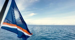 Море, небо, флаг Маршалловых островов