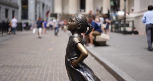 фотография статуя девочки на уолл-стрит