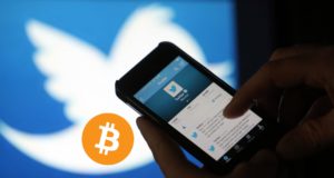 значок биткоина, смартфон в руках и twitter