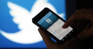 Twitter, смартфон, рука
