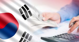 Флаг Южной Кореи, калькулятор, рука