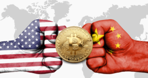 золотая монета биткоина, кулак с американским флагом, кулак с китайским флагом, карта мира