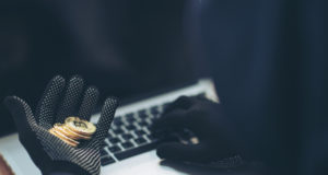 Биткоины, руки, клавиатура, мошенничество