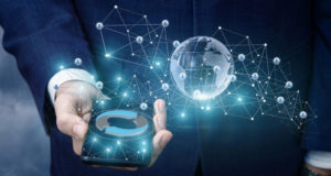 Блокчейн, человек, смартфон