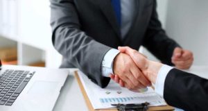 Бизнес, ноутбук, руки, сделка