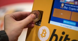 Биткоин-банкомат, биткоин. монета, рука