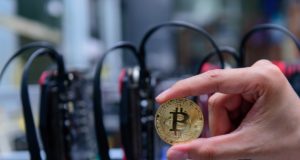 Майнинг, биткоин, рука