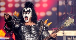 Джин Cиммoнc Kiss