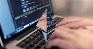 Эфириум, ноутбук, руки