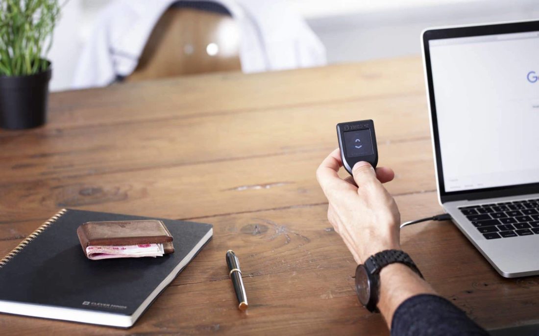 аппаратный кошелек trezor