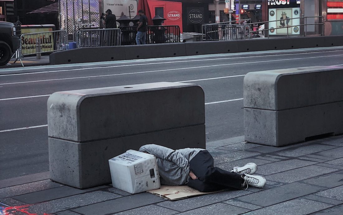 бездомный спит на улице фото