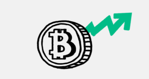 монета биткоина и зеленая стрелка вверх