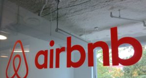 Логотип Airbnb, офис