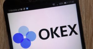 Логотип OKEx, смартфон