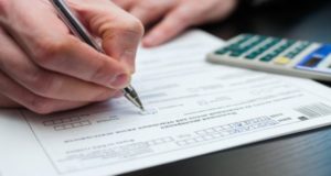 Декларация, документы, рука