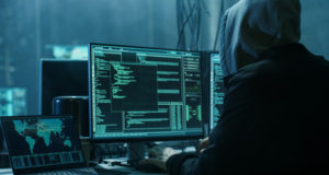 Хакер, компьютер, атака