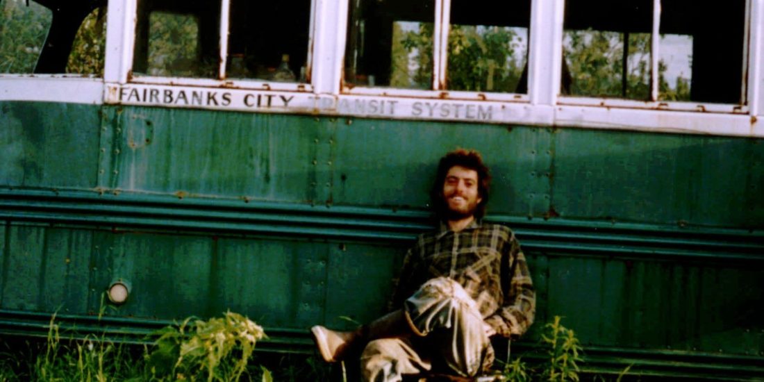 Кристофер Джонсон Маккэндлесс на фоне автобуса
