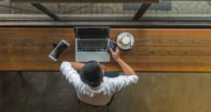 Человек, ноутбук, кофе