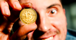 человек с биткоином