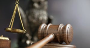 судейский молоток, суд