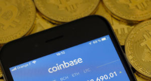 Coinbase, смартфон, биткоины