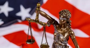 Фемида суд флаг США