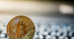 Биткоин, монета, клавиатура